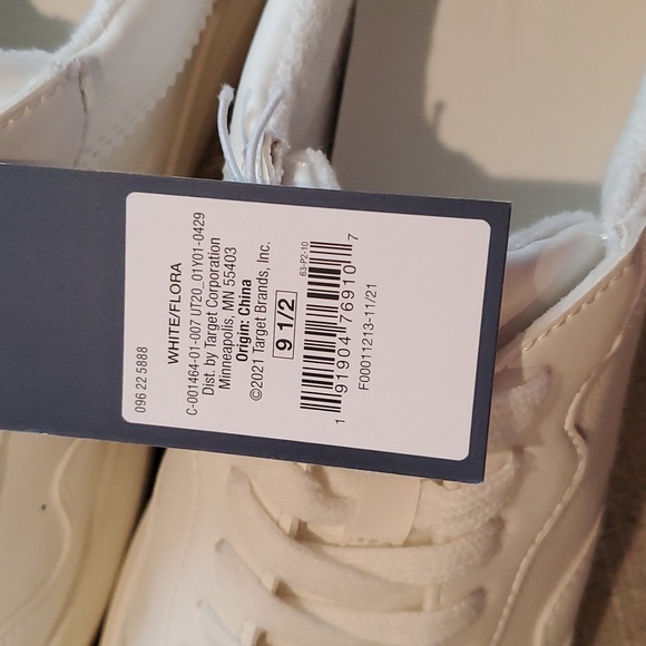 Universal thread white flora sneakers 9.5 - Picture 2 of 6